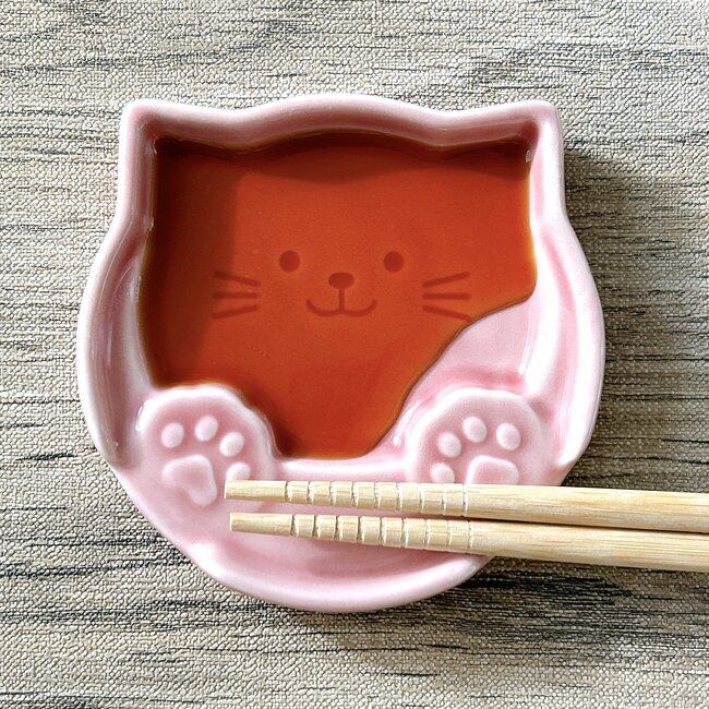 待って、天才すぎる…！セリアで見つけた「ネコちゃん食器」小皿と箸置きが合体してるんだけど！