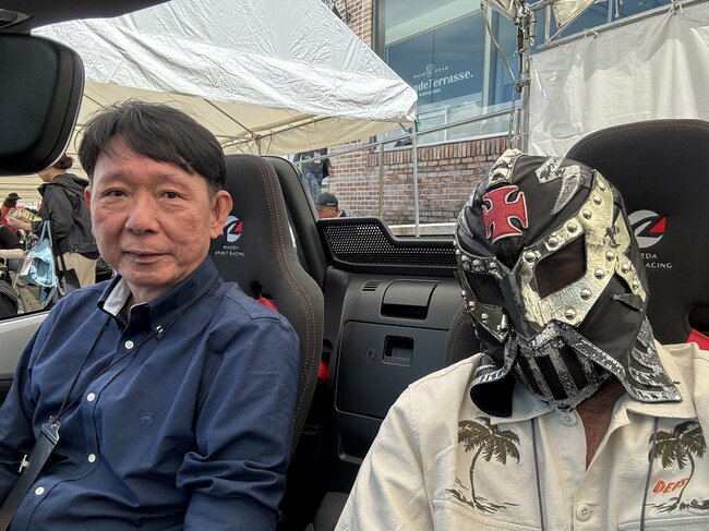 NDロードスターの開発主査、齋藤茂樹さんと。12Rの助手席で