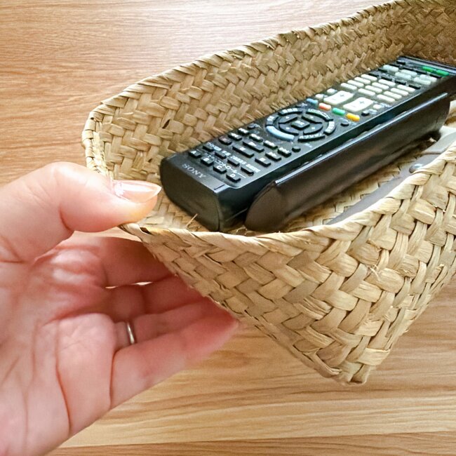 「置いてるだけでかわいい！」「早く買えばよかった」無印良品の“オシャレ収納かご”リモコンや薬がスッキリ片付いた！「何個あってもいい」