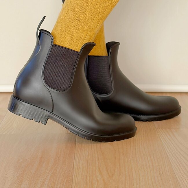 「安さにびっくりして衝動買い」ダイソー姉妹店の“高見えレインブーツ”がコスパ抜群すぎる！「以前在庫なくて買えなかった」「ぜんぜん安っぽく見えない」