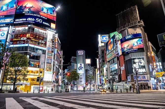 写真:人気のない渋谷のスクランブル交差点