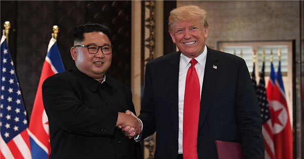握手を交わすトランプ大統領と金委員長 握手を交わすトランプ大統領と金委員長
