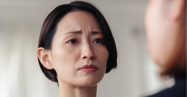 対立するビジネスパーソンの画像