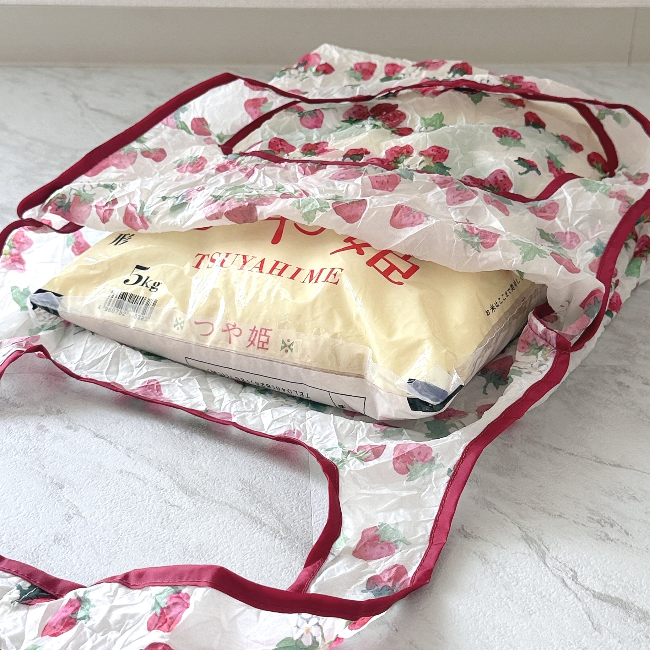 可愛すぎて即買いした！アフタヌーンティーの「畳まなくていいエコバッグ」苺みたいなフォルムがたまらない！《購入レビュー》