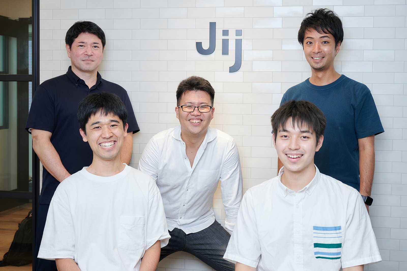 Jijメンバー。写真前列左端がJij代表取締役社長 山城悠氏　写真提供：Jij