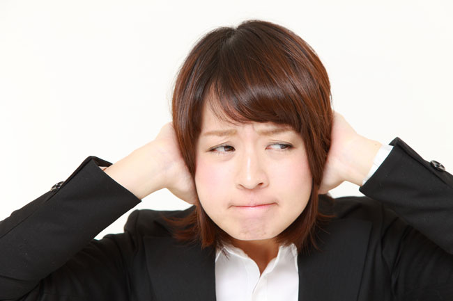 公共の場でも思わず耳を塞ぎたくなるような会話を平気でする人もいます