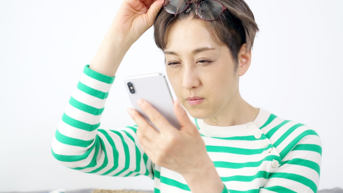 【清潔感が消える】あなたを“老け見え”させる「老眼しぐさ」ワースト1