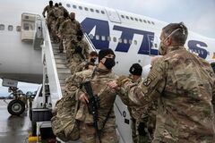 トランプ氏のイラク・アフガン駐留部隊削減、新国防長官が検証へ