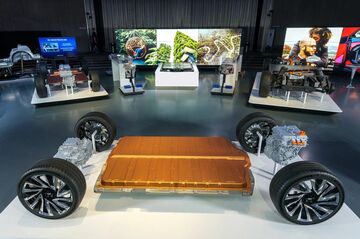 EVバッテリー確保、自動車各社の異なる戦略