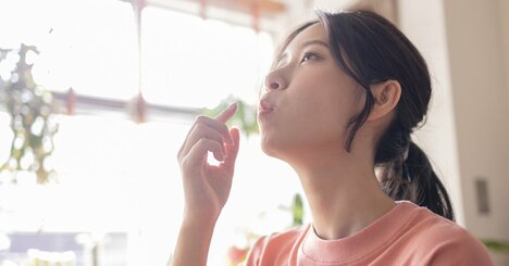 お腹いっぱいなのにお菓子に手が…「うっかり間食」防止に必要な栄養素とは？