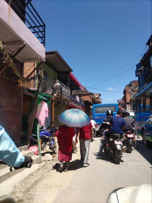 ネパールでは歩行者のすぐ隣を、バスやバイクが走行している（提供＝筆者）