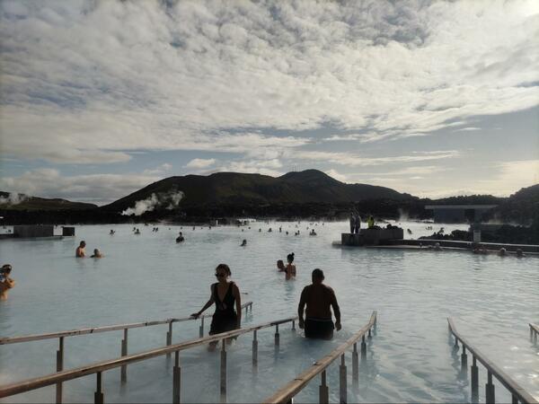 世界最大級の露天風呂『ブルーラグーン』は水着着用の男女混浴。スマホの持ち込みOK（提供=筆者）
