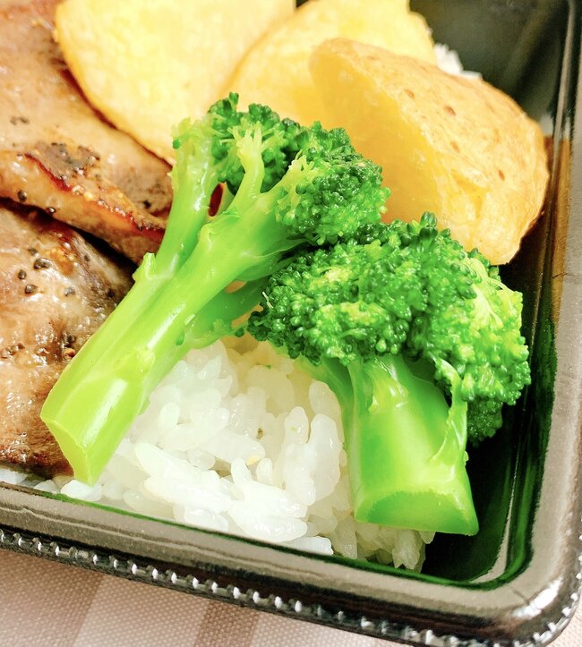いくらなんでも盛りすぎだよ…！ほっともっとの“お肉たっぷり弁当”フタを開けてびっくりした！「これぞまさにご褒美」「神とさせていただきます」