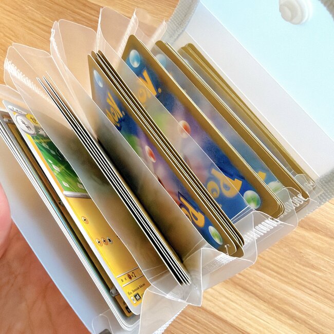 カードや診察券が30枚も入った…!セリアの「ミニチュアみたいなファイル」がミニ財布代わりになって天才!【購入レビュー】