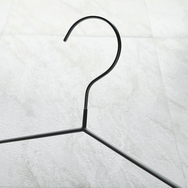 「80本以上購入した」無印良品の“天才ハンガー”服がすべりにくくて快適すぎる!「何本あってもいい!」「ノンストレスです」