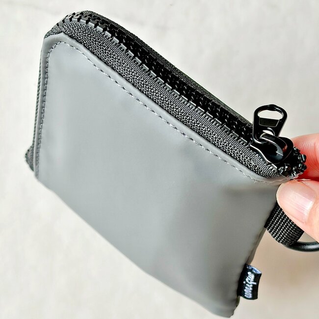 【ダイソー】カードや診察券が40枚も入った!ガバッと開く「ぺたんこ財布」スムーズに会計できて便利《購入レビュー》