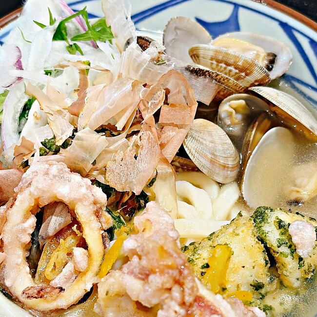 「しばらくランチはリピートする」の声も。丸亀製麺の“豪快すぎるメニュー”旨すぎて汁まで飲み干しちゃった！「好きなものしかのっていない」「1杯で夏を味わえる」《実食レビュー》