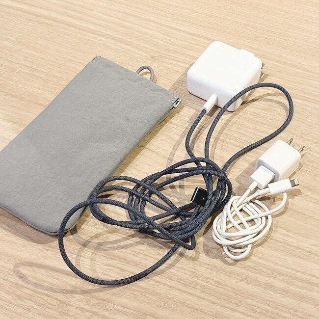 「全色買っちゃいました」無印良品の“かさばらないポーチ”片手でガバッと開いて使いやすい！「家族の分も買いました！」「さっと取り出せて、しまうのも楽」