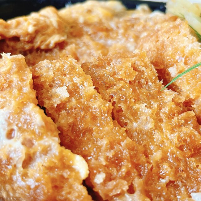 ものすごい重量感だ…！ほっともっとの「1200kcal超えメニュー」お肉がてんこ盛りでボリューム満点です！