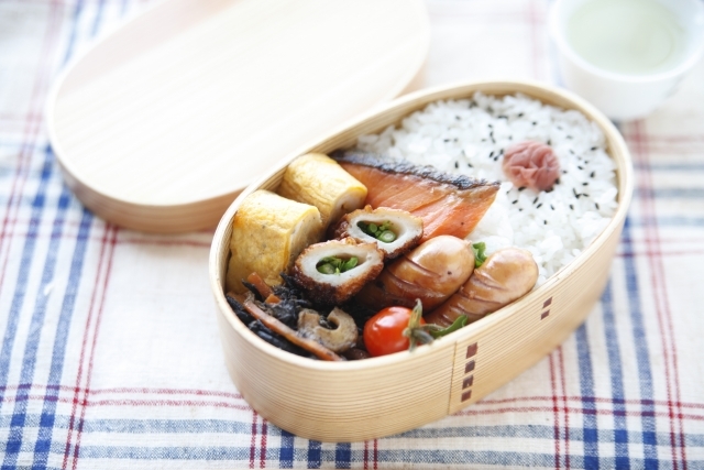 弁当箱は「曲げわっぱ」