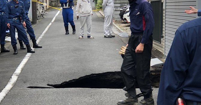 調布市,道路陥没事故