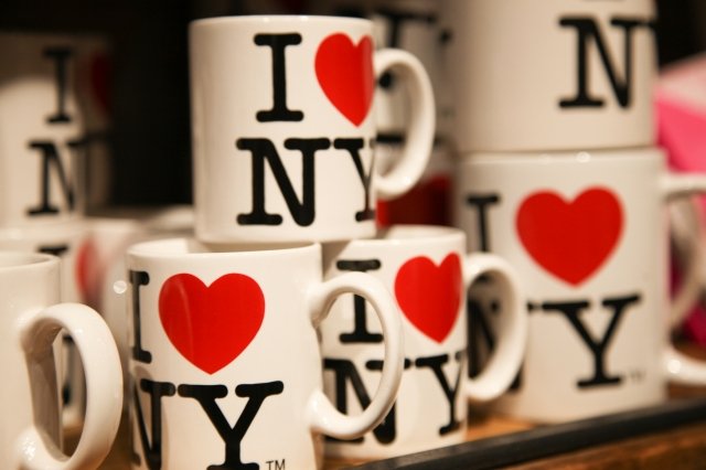 「I♡NY」のロゴ入りマグカップ