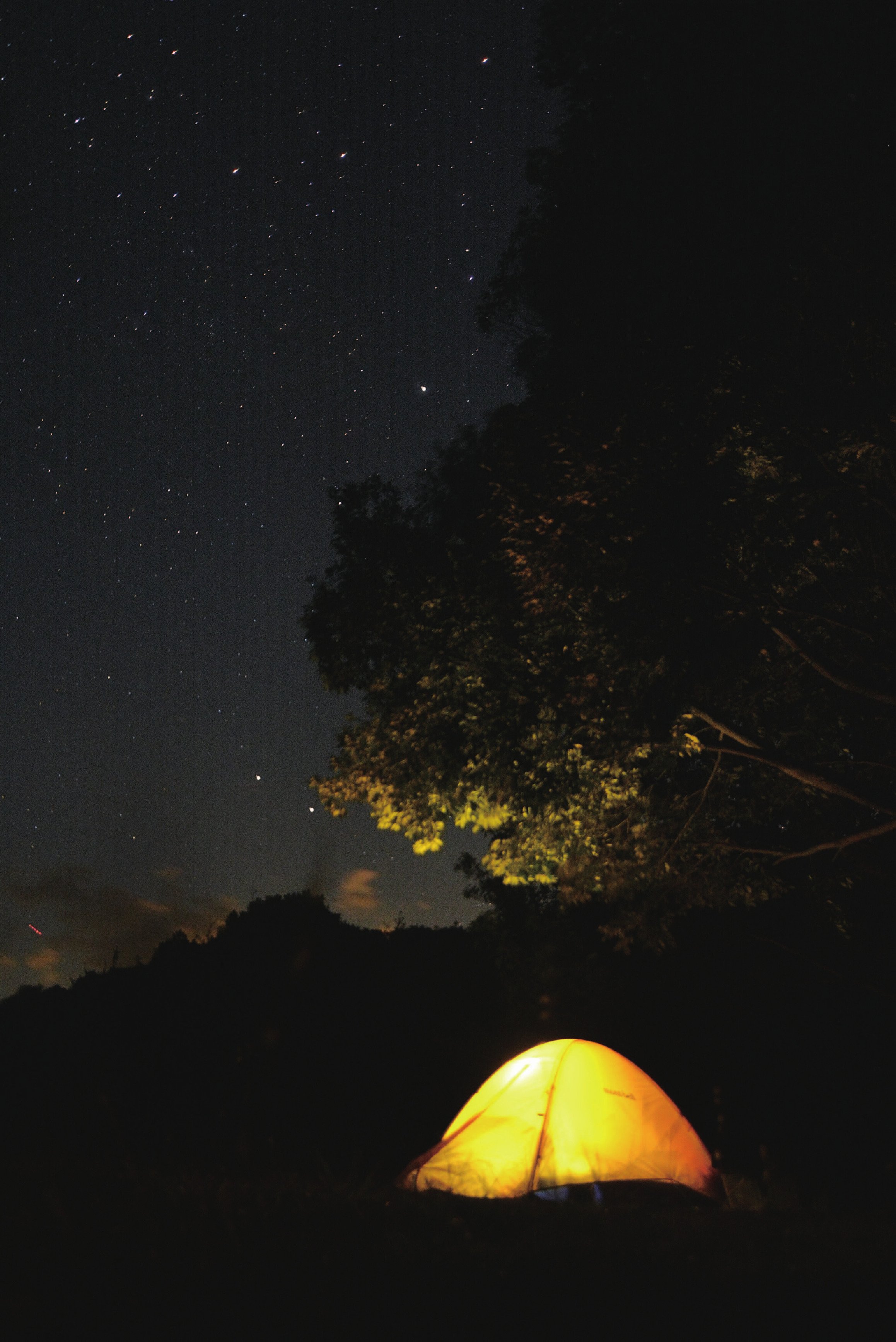 深夜のキャンプで外気に包まれる心地よさを感じる