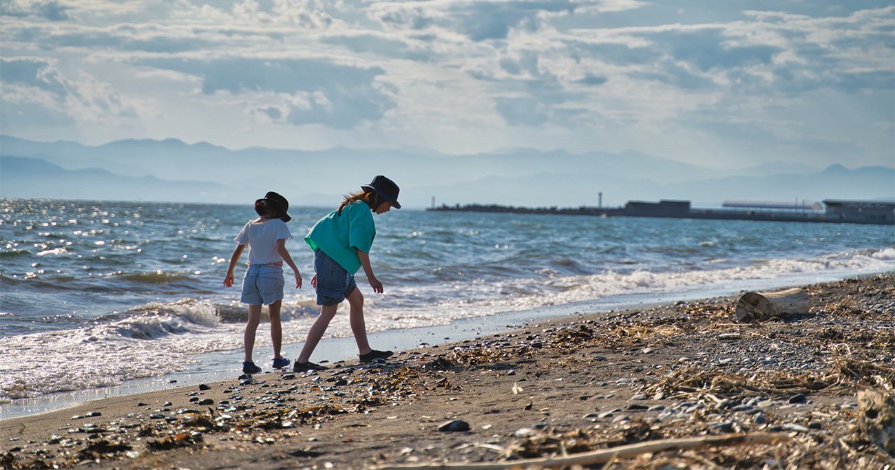 写真：海で遊ぶ子供,汚い海