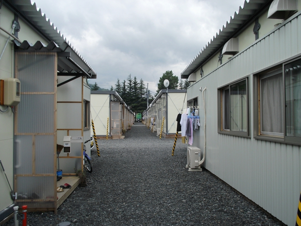 被災地の仮設住宅で引きこもってしまう人々