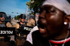 黒人暴行死　全米各地の抗議、SNSが主戦場に