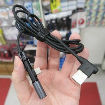 スタンドに変形する、スマホ向けのL字型Type-Cケーブルが便利!