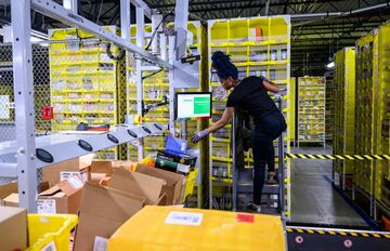 アマゾン、米従業員10万人を再教育へ 7億ドル投資