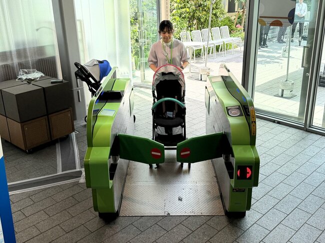 ウォークスルー改札をベビーカーで通る様子