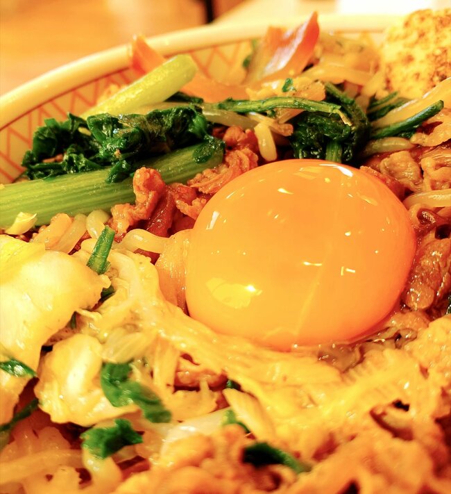 もう普通の牛丼に戻れないかも…すき家の“よくばり限定メニュー”生卵もセットになってて贅沢すぎる！「完璧な味」「すき家で1番好きかも」「具沢山で美味しかった」《実食レビュー》