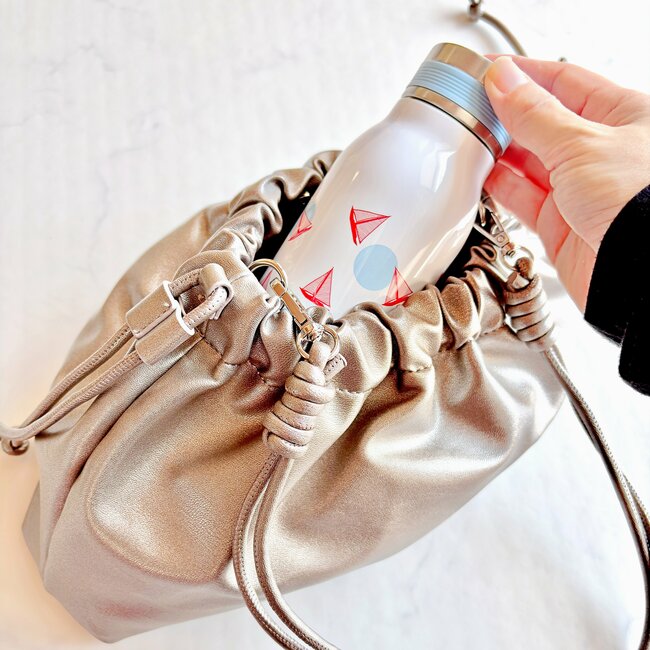 「全カラーリピ買いしました」ハニーズの“めちゃ軽バッグ”長財布やペットボトルがすっぽり入って使いやすい！「柔らかい素材で大容量」「開け閉めもラクです」