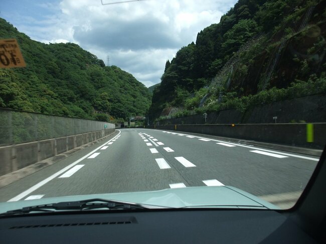 九州自動車道を走行中。ボンネット先端まで見切れるため車両感覚は大変掴みやすかった