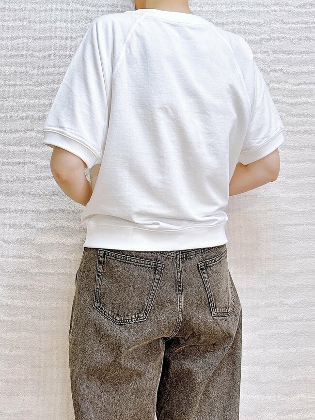 【無印良品】「全色買いました」1990円の“ふんわりトップス”後ろ姿までシルエットが綺麗!「シルエットと素材が良い」「Tシャツよりもラフにならない」《購入レビュー》