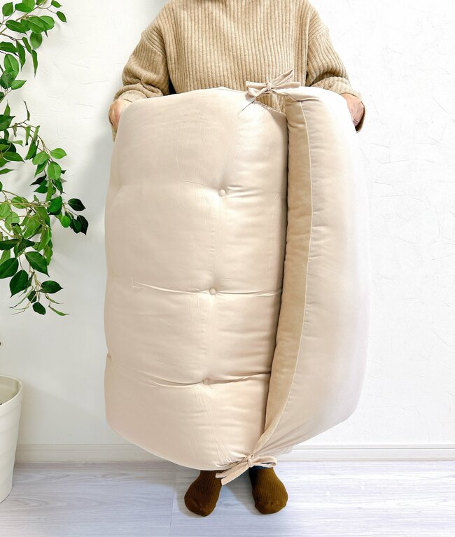 一度寝たら最後…カインズの“人をダメにするロングクッション”が雲みたいにフッカフカ！「ごろ寝に最高」「すぐに寝てしまいます」