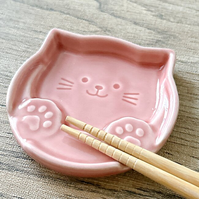 待って、天才すぎる…!セリアで見つけた「ネコちゃん食器」小皿と箸置きが合体してるんだけど!