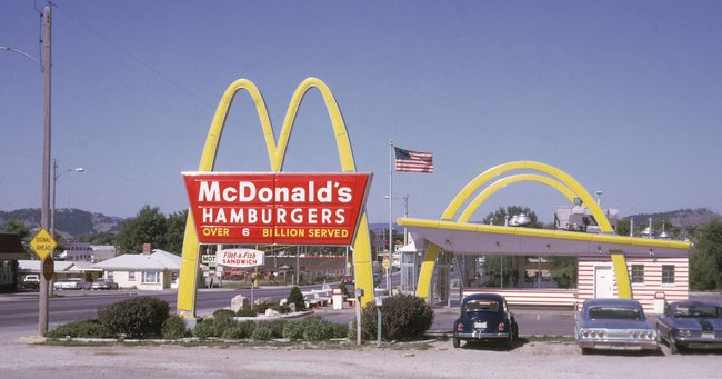 1970年に撮影されたマクドナルド店舗の写真。「ゴールデンアーチ」が見える