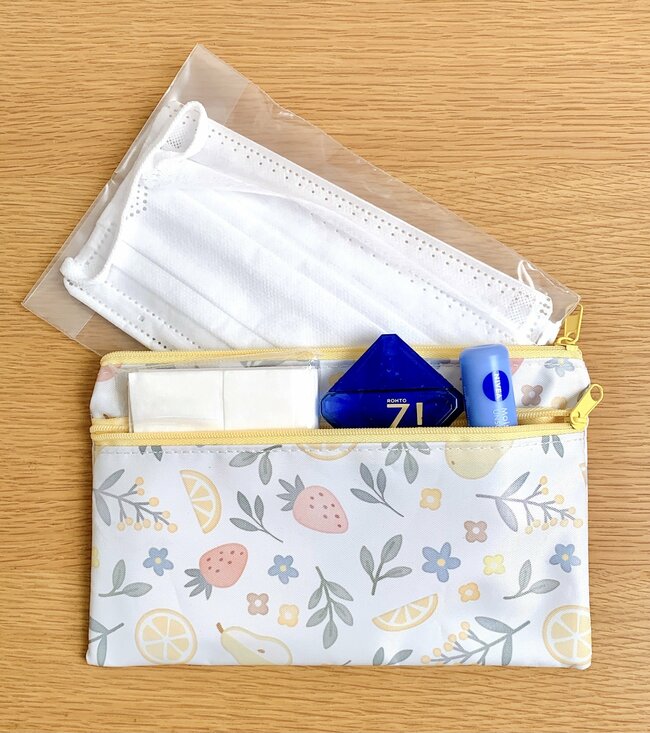 思わず2色買いしちゃったよ!セリアで見つけた“カードが40枚入るポーチ”お薬手帳や診察券をスッキリ持ち歩けます!《購入レビュー》