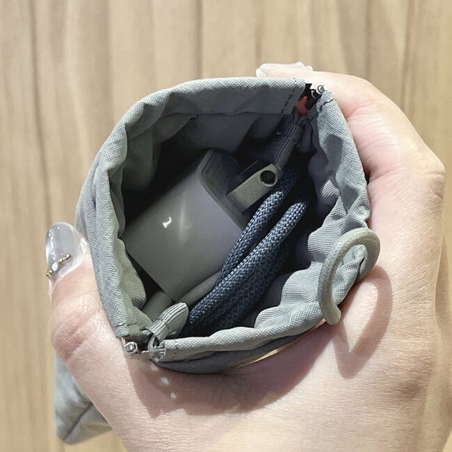 「全色買っちゃいました」無印良品の“かさばらないポーチ”片手でガバッと開いて使いやすい！「家族の分も買いました！」「さっと取り出せて、しまうのも楽」