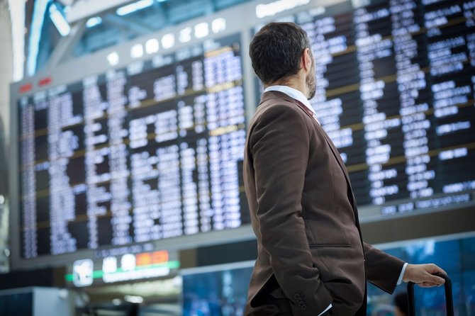 空港に立つ外国人男性