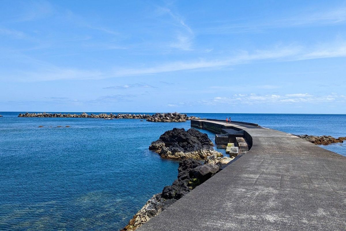 海の透明度の高さで知られる八丈島はスノーケリングも面白い