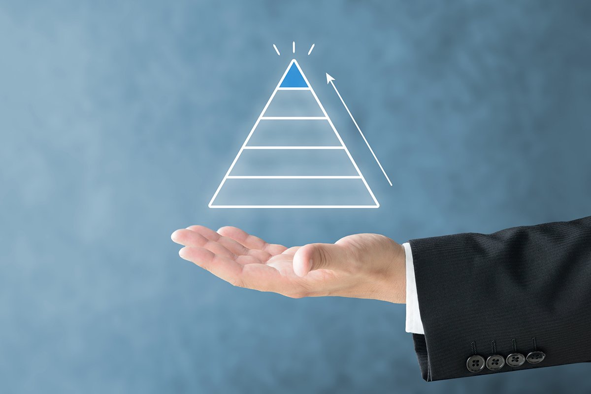 ピラミッドを掲げるビジネスマンの手
