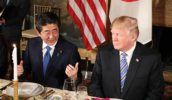 安倍総理 トランプ大統領夫妻と夕食会のようす
