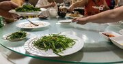 中華料理店の回転テーブルを逆に回す叔母→「マナー違反」をどう伝える?