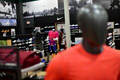米国株に再び試練、企業利益の予想切り下がり