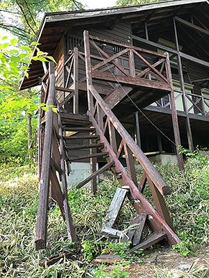 著者が不思議と心惹かれたという、朽ち果てた階段