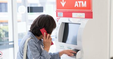 それ、詐欺じゃない？ATMで高齢男性がスマホで話しながら焦って操作している→声をかけるか、見過ごすか